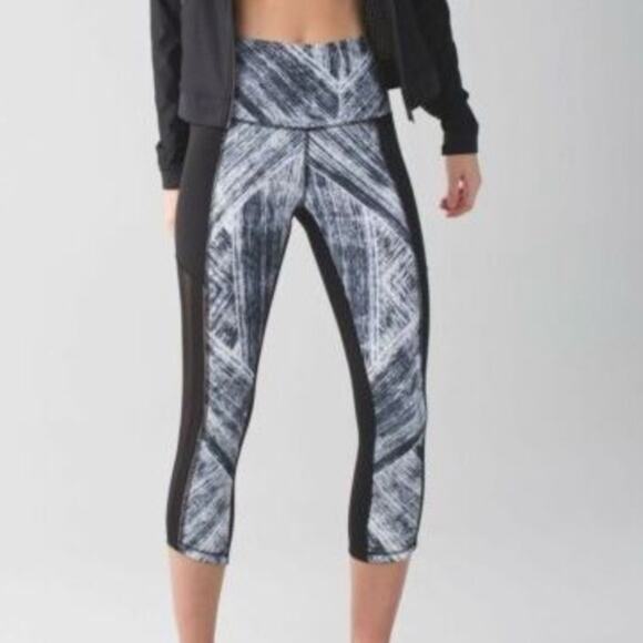 Lululemon - Hot To Street Crop - Heat Wave White/Black pattern with Black Mesh - Picture 2 of 12